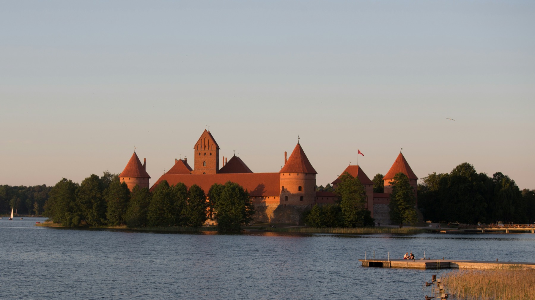 Trakai saarekindlus Galvė järvel õhtuvalguses, Leedu